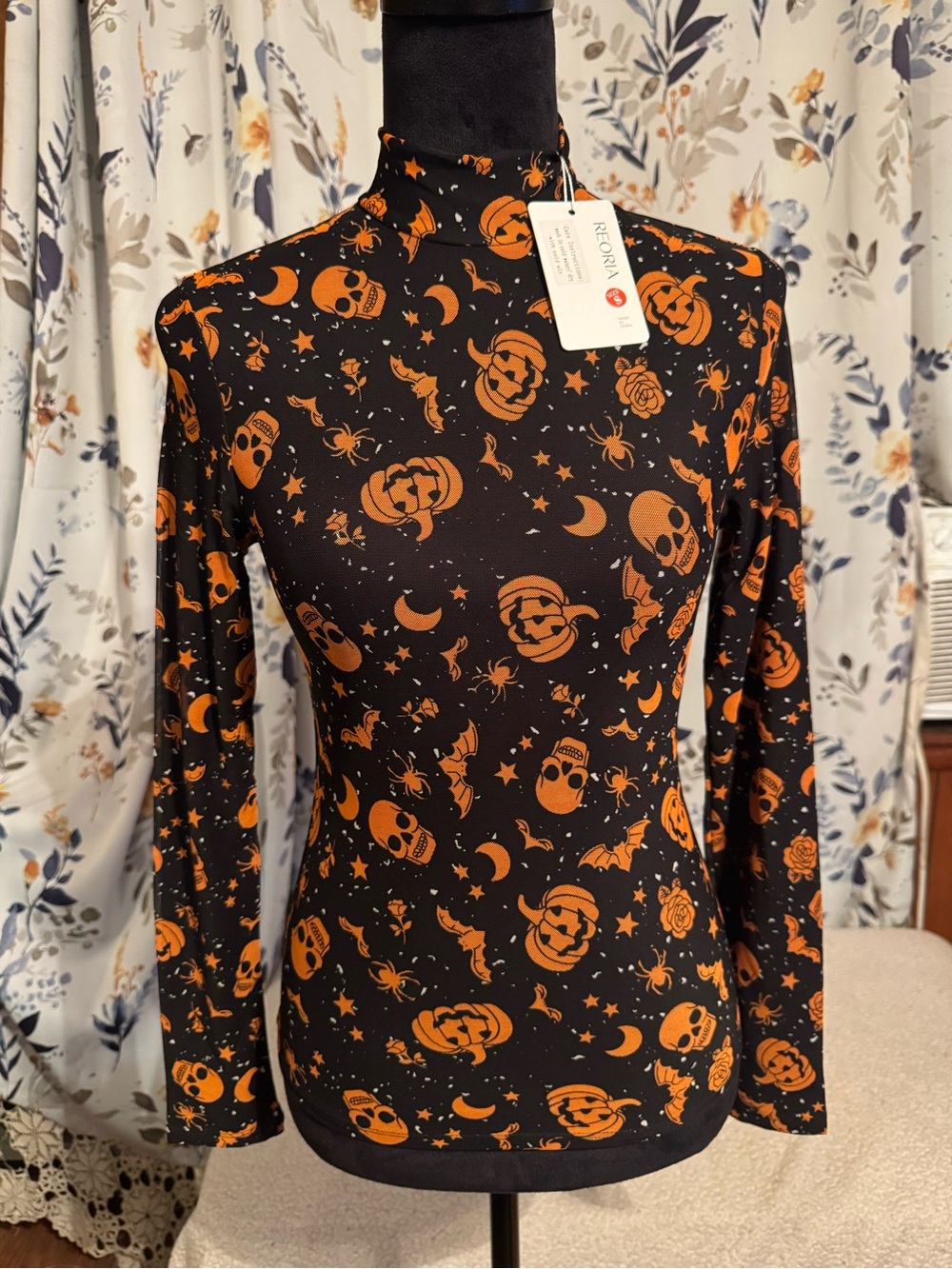 ReoRia Black Long-Sleeve Halloween Print Top with Orange Motifs Size Small B4